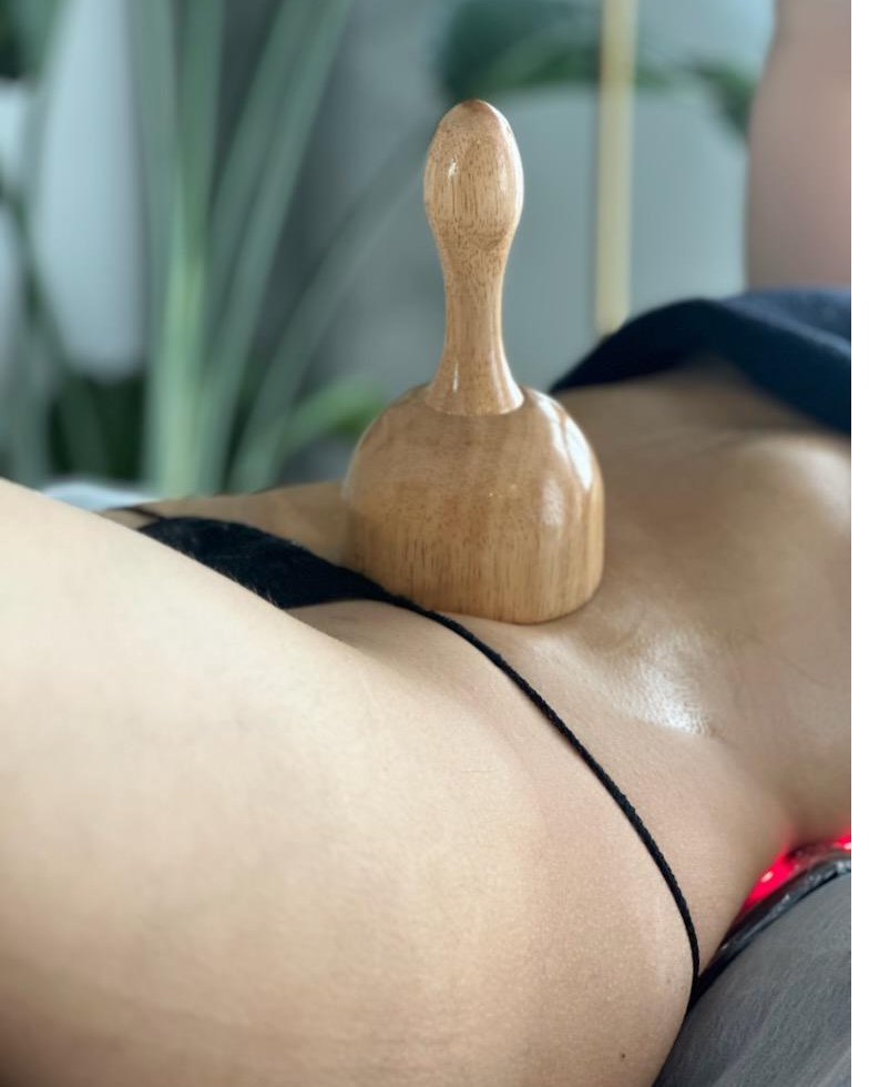 Cloche de bois posée sur l'abdomen d'une cliente