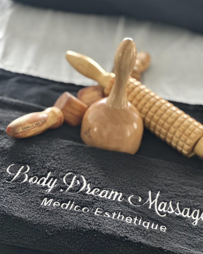 Outils de bois disposés sur une serviette Body Dream Massage