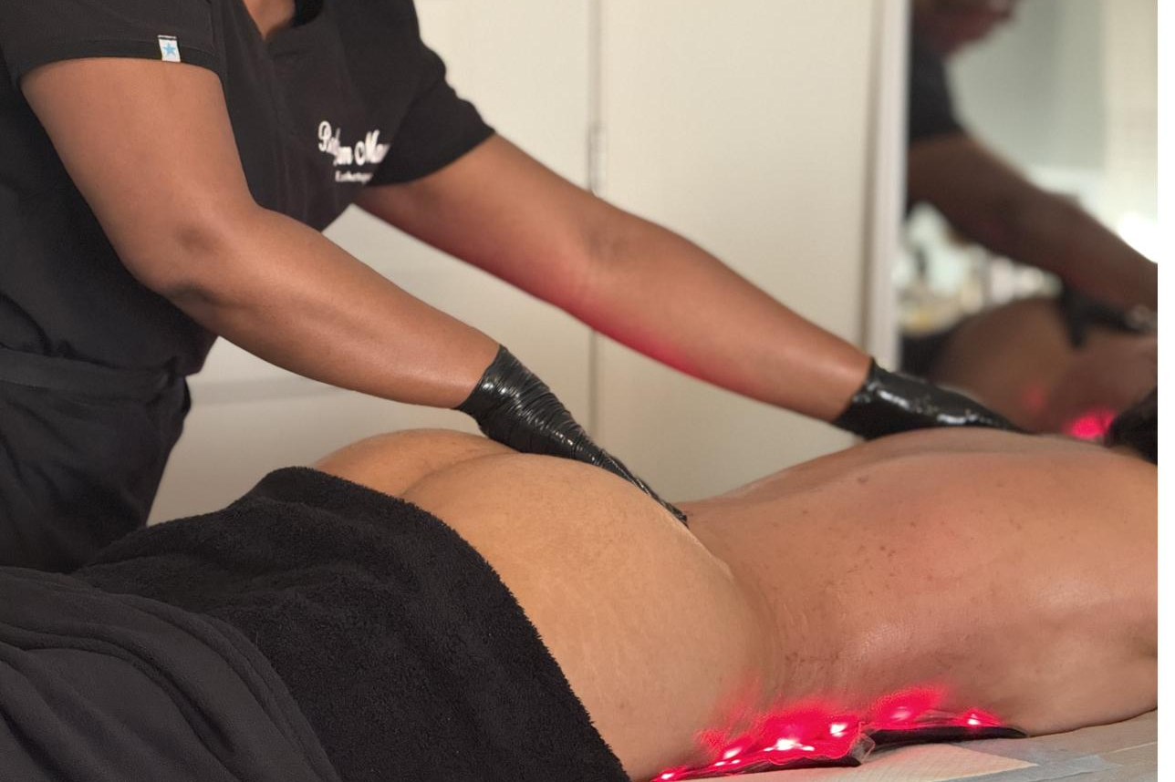 Séance en cours : uniforme brodé Body Dream Massage, gants et bandeau de luminothérapie