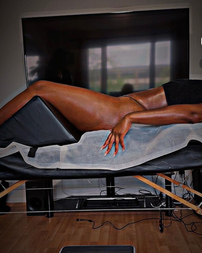 Table de massage Body Dream Massage montée dans un salon, prête pour la séance